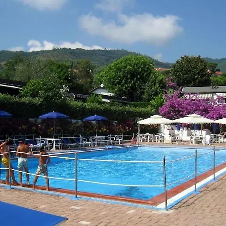 Bifamiliare Cherie Con Parco E Piscina בית נופש *